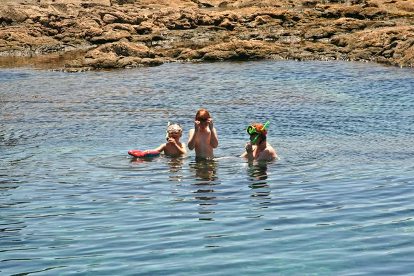 Κολύμβηση με αναπνευστήρα σε μια φυσική λεκάνη στο Λανθαρότε — Φωτογραφία Αρχείου