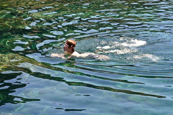 Snorkelen in een natuurlijke bekken in lanzarote — Stockfoto