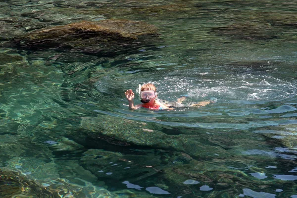 Mergulho com snorkel em uma bacia natural em Lanzarote — Fotografia de Stock