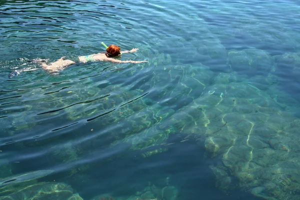 Plongée en apnée dans un bassin naturel à Lanzarote — Photo