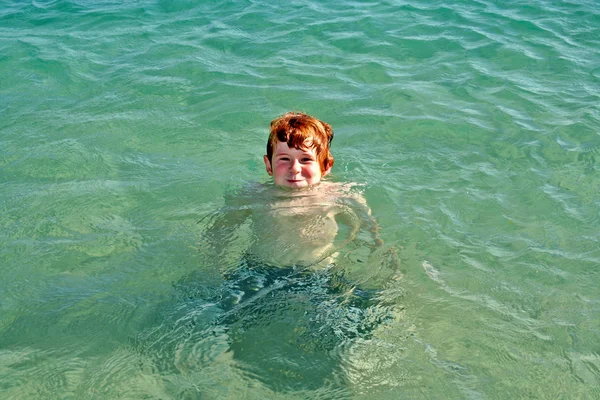 Menino se diverte no oceano — Fotografia de Stock