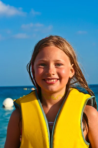 Plajda ıslak saçlı genç kız — Stok fotoğraf