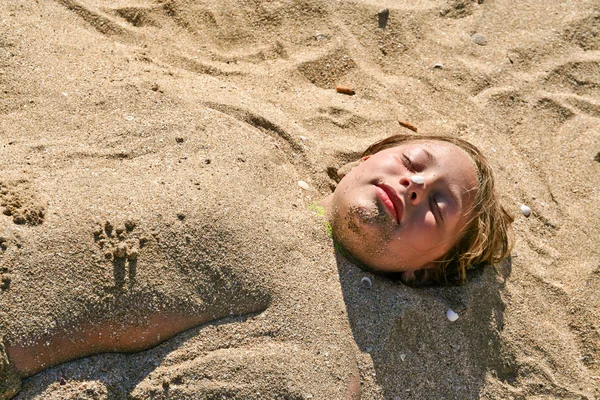 Ung flicka på stranden med blött hår — Stockfoto