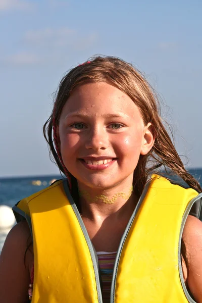 Młoda dziewczyna na plaży z mokrych włosów — Zdjęcie stockowe