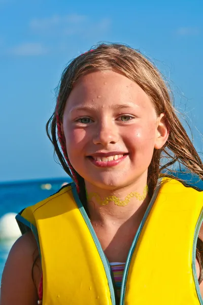 在沙滩上用湿的头发的年轻女孩 — 图库照片