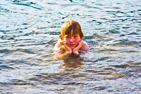 Boy has fun in the ocean — Stock Photo, Image