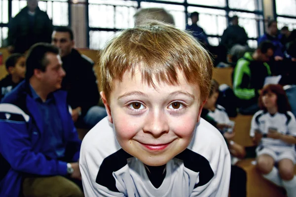 Νεαρό αγόρι που παίζει ποδόσφαιρο και απολαμβάνει — Φωτογραφία Αρχείου