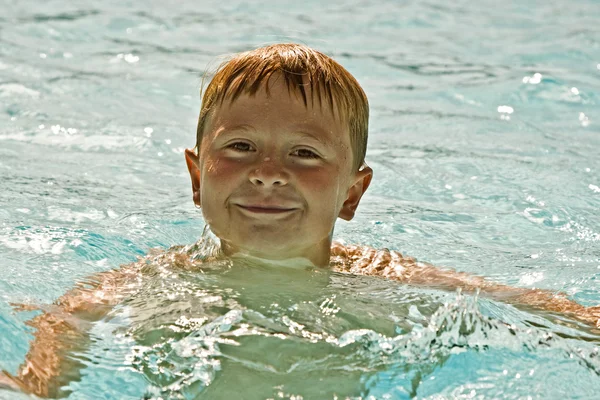Jongen heeft plezier door te zwemmen — Stockfoto