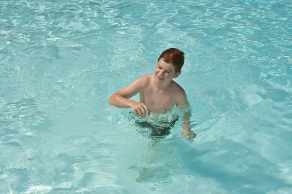 어린 소년 수영장에서 재미가 있다 — 스톡 사진