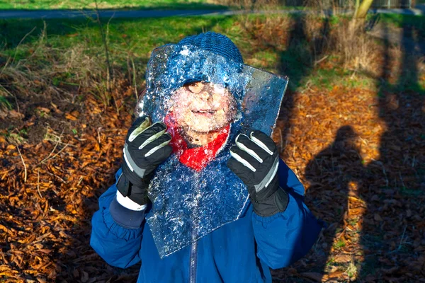 Kahverengi gözlü çocuk bir buz plaka arıyor — Stok fotoğraf