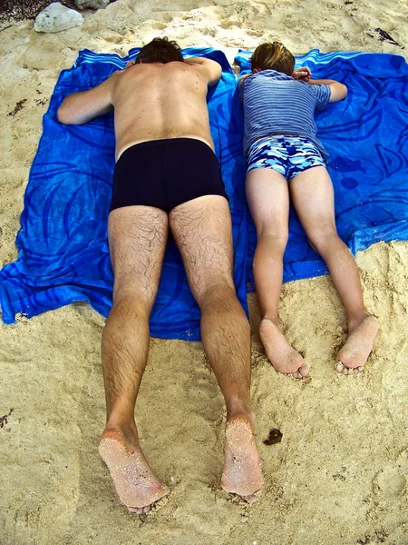 아버지 와아들이 해변에서 — 스톡 사진