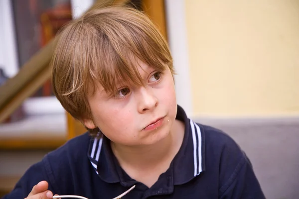 Comer menino está parecendo surpreso e interessado — Fotografia de Stock