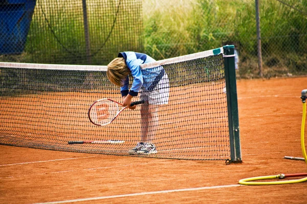 Jongen heeft verloren een tenniswedstrijd en is verdrietig over — Stockfoto