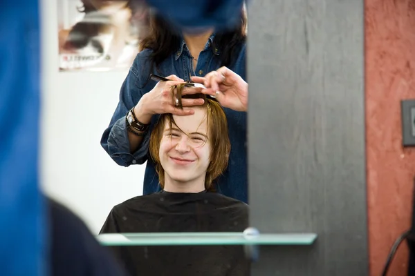 Niño sonriente con el pelo rojo en la peluquería — Foto de Stock