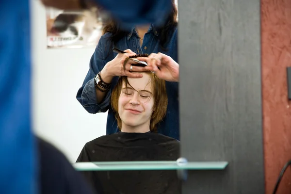 Uśmiechający się młody chłopak z czerwone włosy u fryzjera — Zdjęcie stockowe