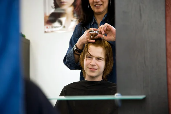 微笑在美发师的红头发的小男孩 — 图库照片