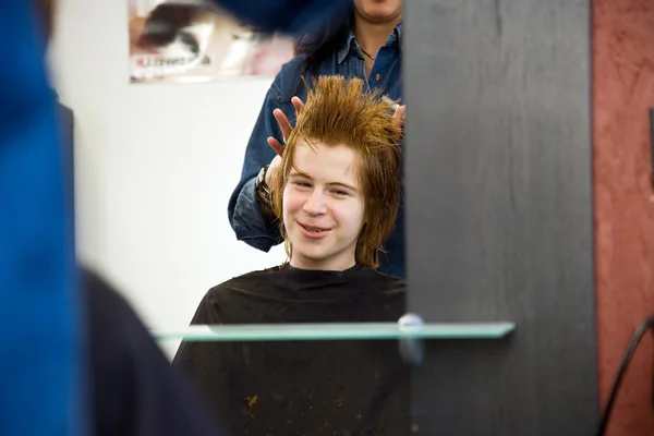 美容室で赤い髪の若い少年の笑顔 — ストック写真