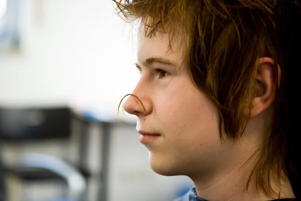 Lächelnder kleiner Junge mit roten Haaren beim Friseur — Stockfoto