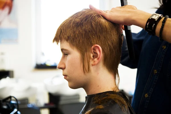 微笑在美发师的红头发的小男孩 — 图库照片