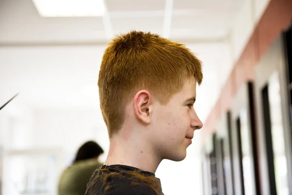 Niño sonriente con el pelo rojo en la peluquería —  Fotos de Stock