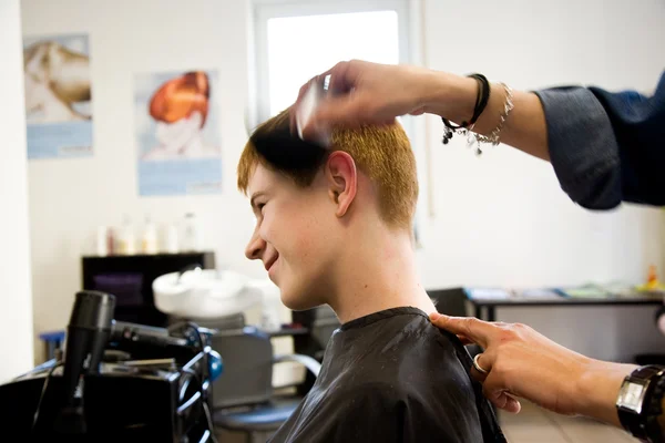 Usmíval se mladík s červenými vlasy u kadeřníka — Stock fotografie