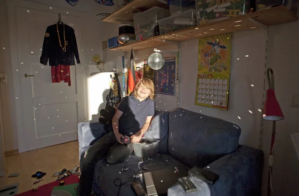 Pojke med mirror ball i sin barnkammare — Stockfoto