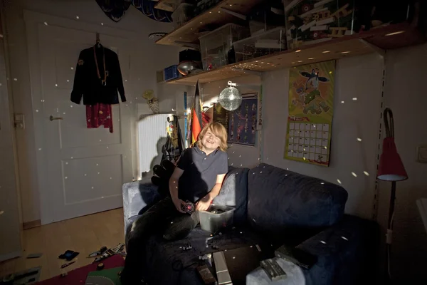 Pojke med mirror ball i sin barnkammare — Stockfoto
