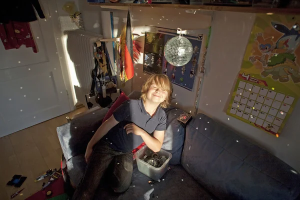 Garçon avec boule miroir dans sa chambre d'enfant — Photo