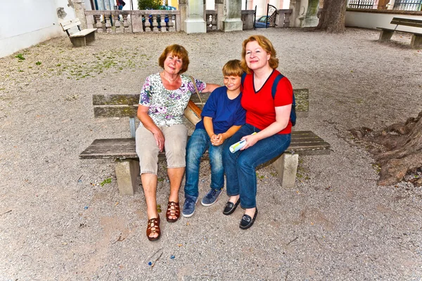 Três gerações de uma família atraente — Fotografia de Stock
