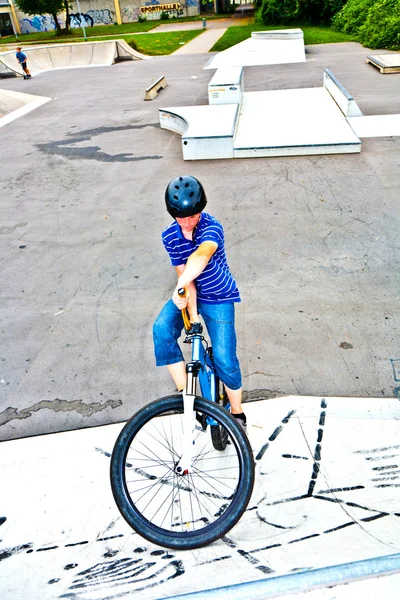 Мальчик на велосипеде в скейт-парке — стоковое фото