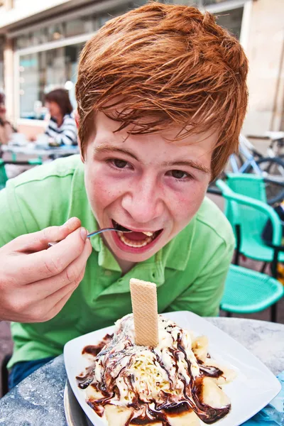 야외 테이블에서 아이스크림을 먹는 아이 — 스톡 사진
