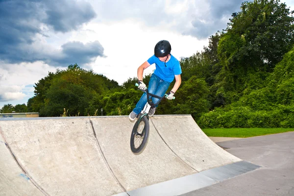 Boy has fun with his BMX at the skatepark — Stock Photo, Image