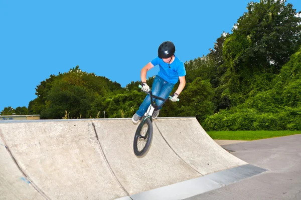 Junge hat Spaß mit seiner bmx im Skatepark — Stockfoto