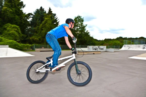 Boy has fun with his BMX at the skatepark — Stock Photo, Image