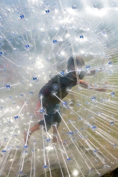 Niño tiene un montón de diversión en el Zorbing Ball — Foto de Stock