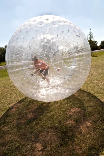 Criança tem um monte de diversão no Zorbing Ball — Fotografia de Stock