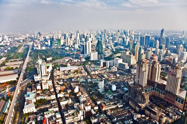 Bangkok manzarası için bir gökdelen göster — Stok fotoğraf