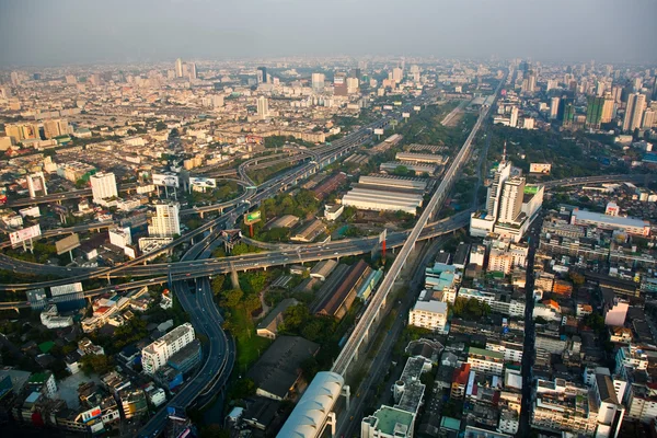 Vista para o horizonte de Bangkok a partir de um arranha-céu — Fotografia de Stock
