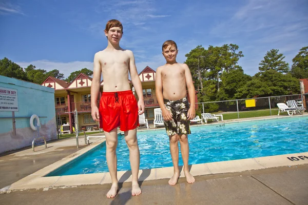Brüder amüsieren sich am Pool — Stockfoto