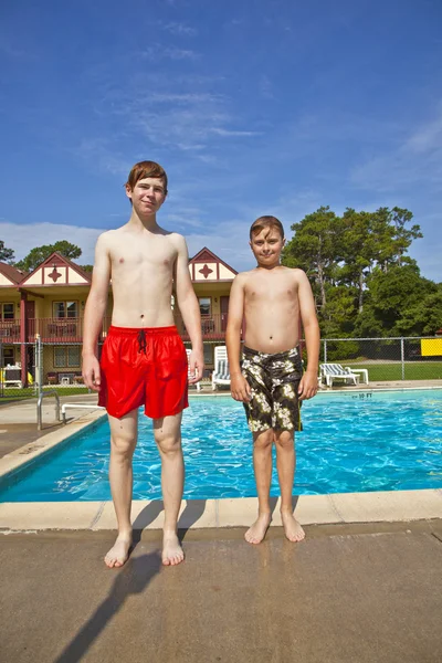 Irmãos se divertindo na piscina — Fotografia de Stock
