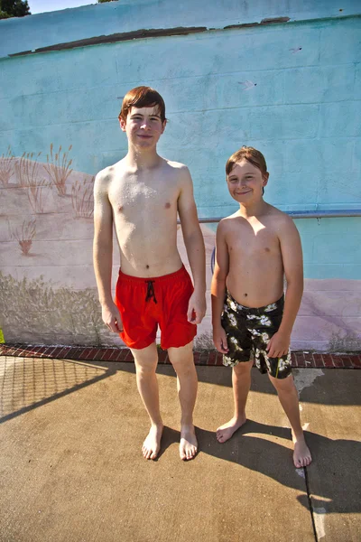 Testvérek, szórakozás a medencében — Stock Fotó