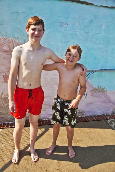 兄弟在游泳池很开心 — 图库照片