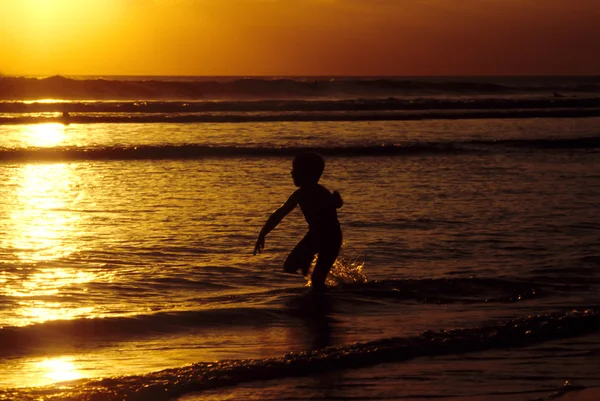 Děti se těší na krásný západ slunce — Stock fotografie