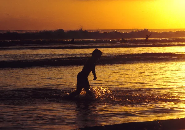 Children are enjoying the beautiful sunset — Stock Photo, Image