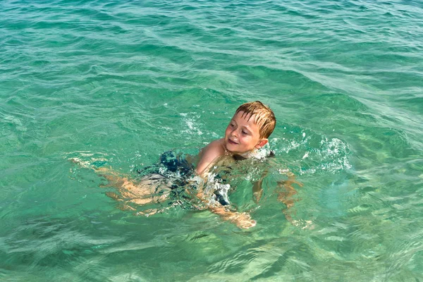 Ребенок веселится в океане — стоковое фото
