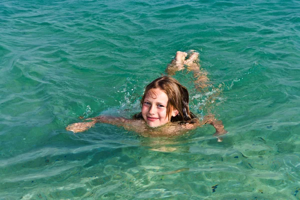 Dívka se v oceánu — Stock fotografie
