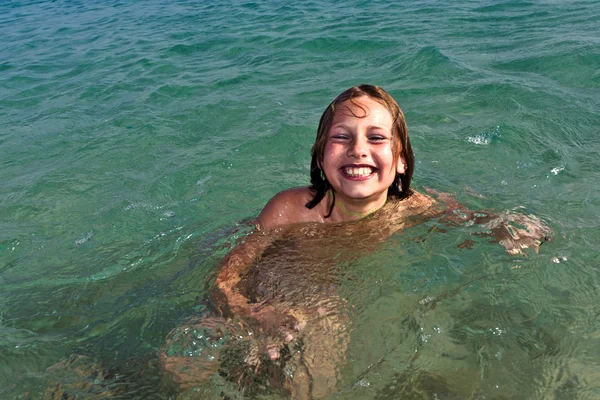 Flickan har kul i havet — Stockfoto