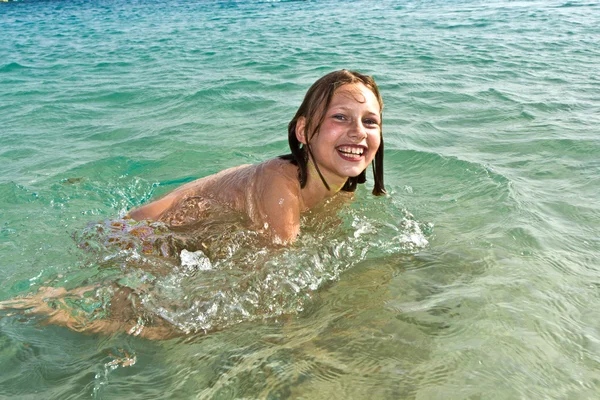 Kız eğlence okyanusta vardır. — Stok fotoğraf