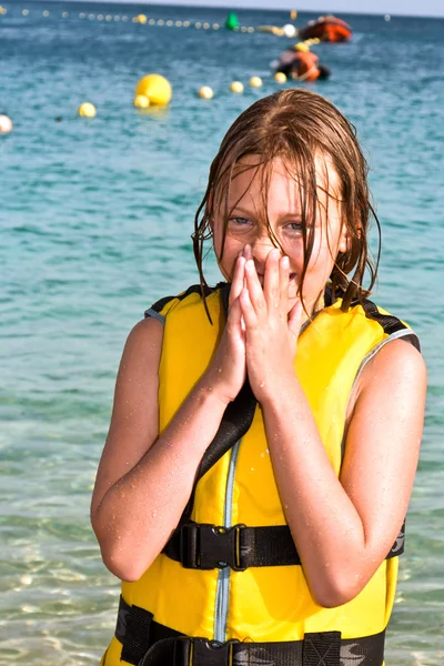 Dziewczyna z kamizelka na plaży — Zdjęcie stockowe