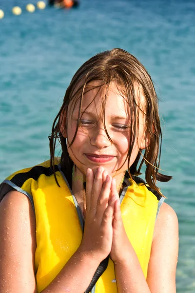 Chica con chaleco salvavidas en la playa —  Fotos de Stock